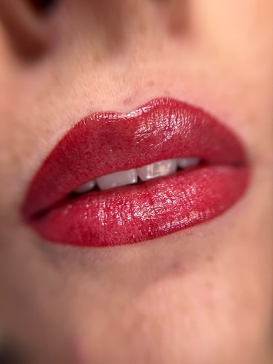 Pose Smoky Lips